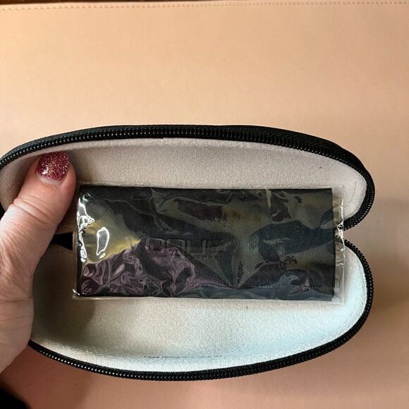 Vogue Black Glasses Case Zip-Up With Cleaning Cloth - Picture 7 of 8